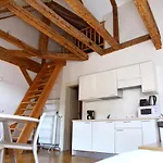 Three Golden Crowns Apartments 3* Prag