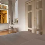Three Golden Crowns Apartments 3*