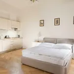 Three Golden Crowns Apartments Aparthotel