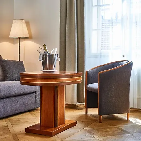 Three Golden Crowns Aparthotel
