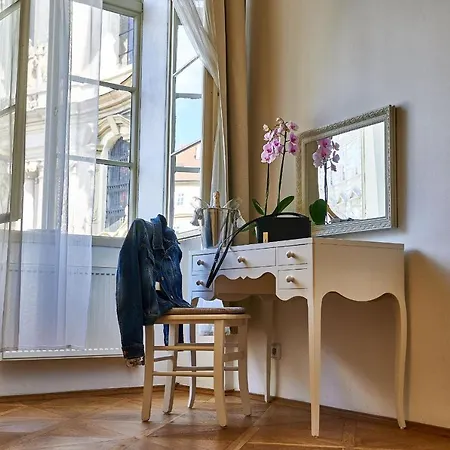 Hotel apartamentowy Three Golden Crowns 3*