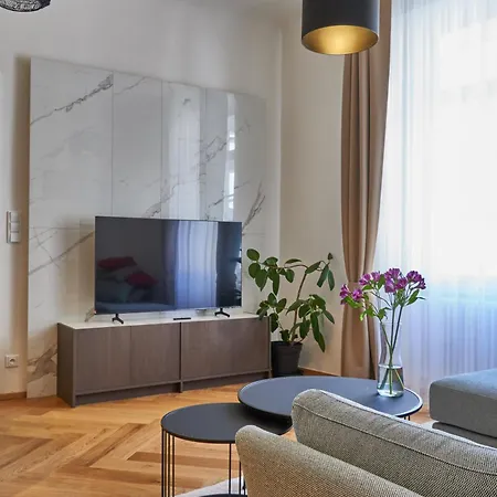 Three Golden Crowns Apartments Aparthotel