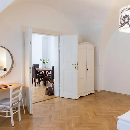 Three Golden Crowns Apartments 3*