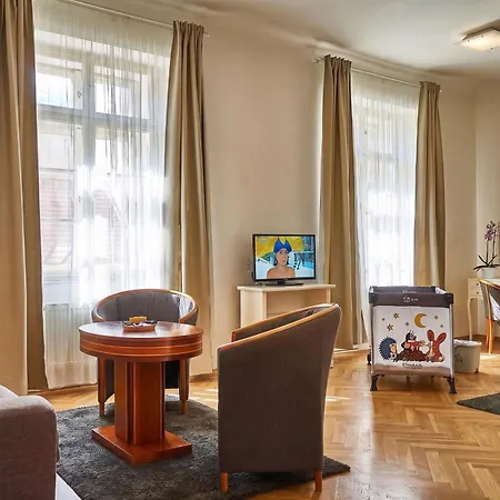 Three Golden Crowns Apartments Prag