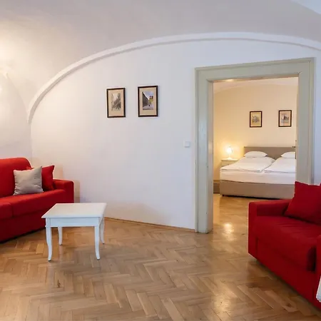 Lägenhetshotell Three Golden Crowns Apartments 3*
