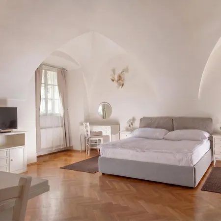 Three Golden Crowns Apartments Prag