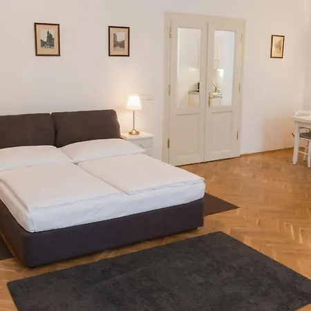 Three Golden Crowns Apartments Prag