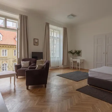 Three Golden Crowns Apartments Lägenhetshotell