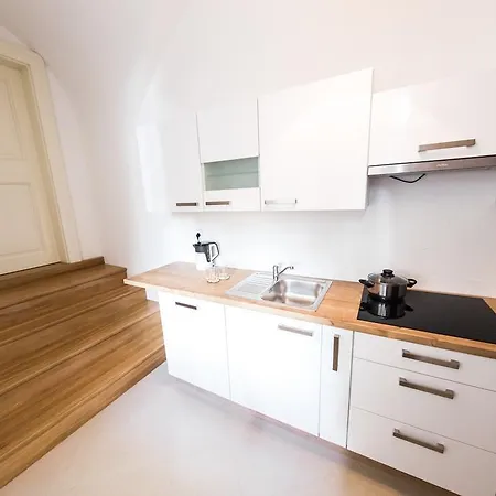 Three Golden Crowns Hotel apartamentowy Praga