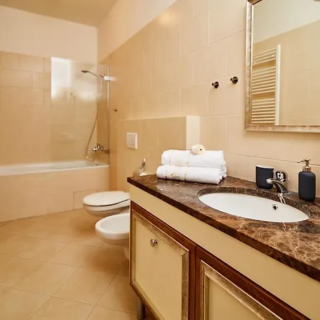 Lägenhetshotell Three Golden Crowns Apartments 3*