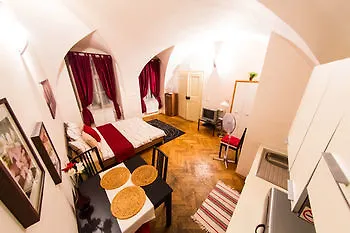 Three Golden Crowns Apartments Lägenhetshotell