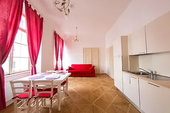 Three Golden Crowns Apartments Lägenhetshotell 3*