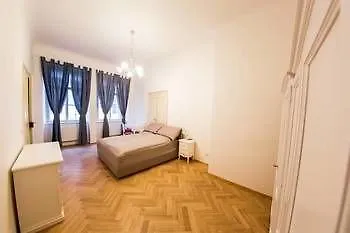 Three Golden Crowns Apartments Lägenhetshotell Prag