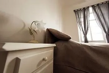 Hotel apartamentowy Three Golden Crowns Praga