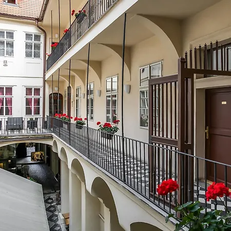 Hotel apartamentowy Three Golden Crowns