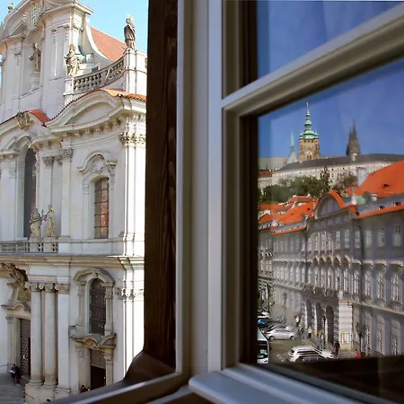 Hotel apartamentowy Three Golden Crowns