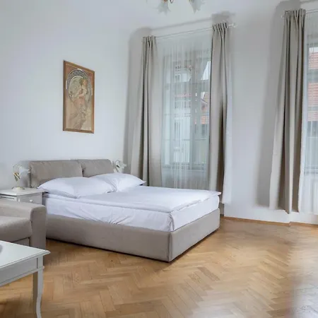 Three Golden Crowns Apartments Aparthotel 3*