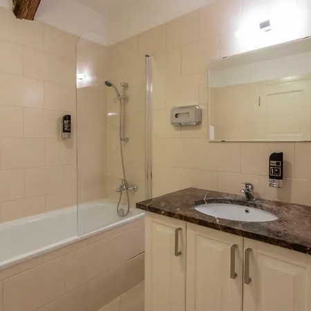 Three Golden Crowns Apartments Aparthotel 3*