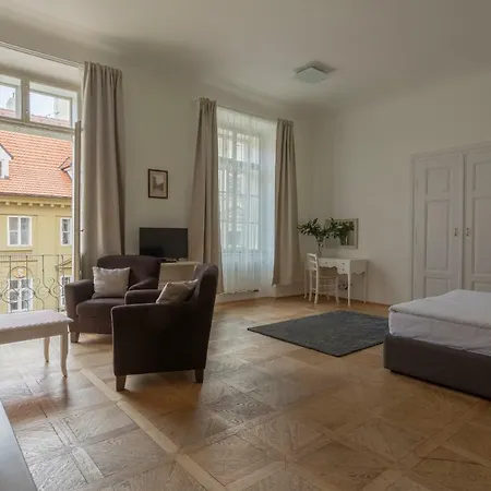 Three Golden Crowns Apartments Aparthotel