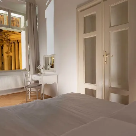 Three Golden Crowns Apartments 3*