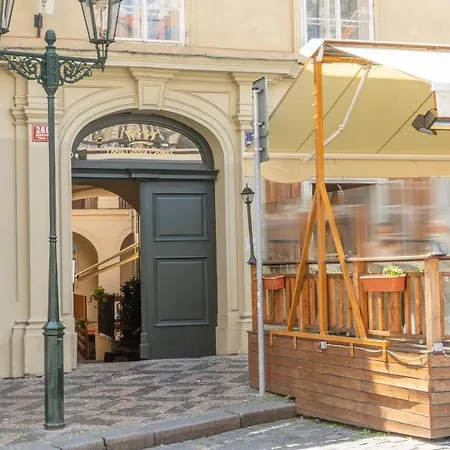 Three Golden Crowns Hotel apartamentowy Praga