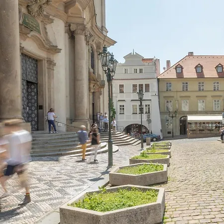 Hotel apartamentowy Three Golden Crowns