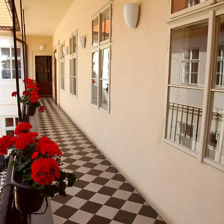 Hotel apartamentowy Three Golden Crowns 3*