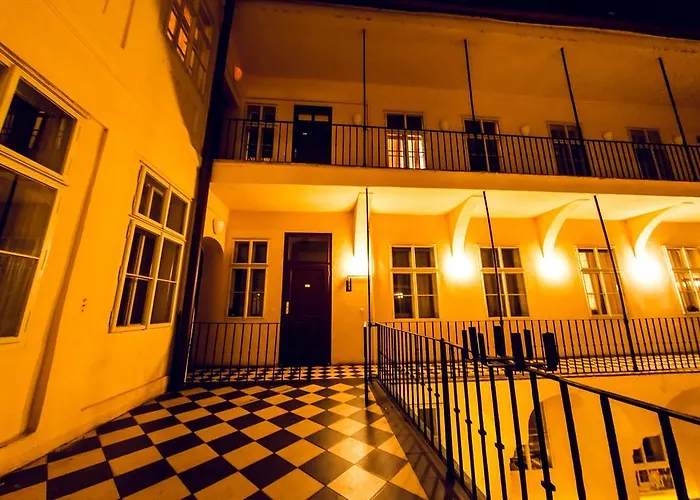 Three Golden Crowns Apartments Πράγα