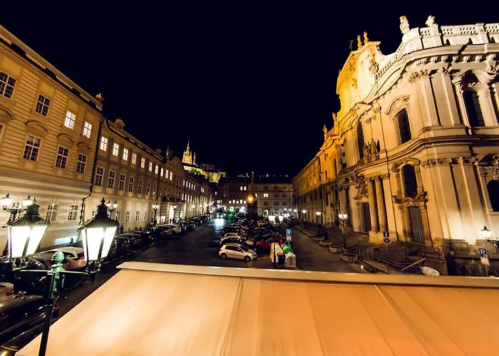 Three Golden Crowns Apartments Πράγα