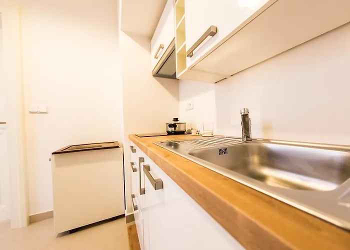 Ξενοδοχείο με διαμερίσματα Three Golden Crowns Apartments 3*