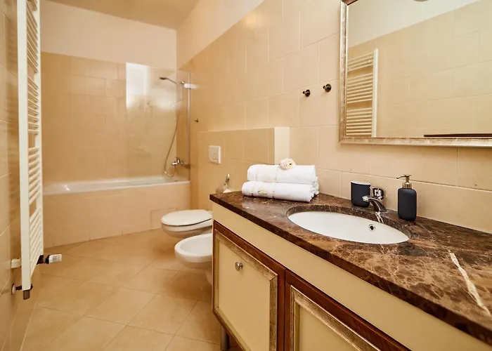 Ξενοδοχείο με διαμερίσματα Three Golden Crowns Apartments 3*