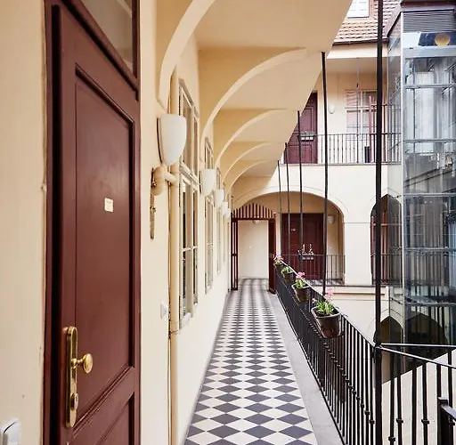 Three Golden Crowns Apartments Πράγα