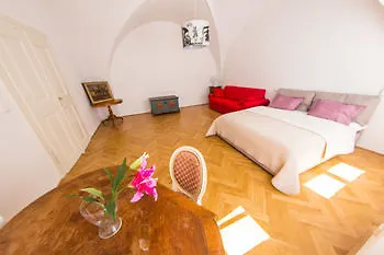 Three Golden Crowns Apartments 3*