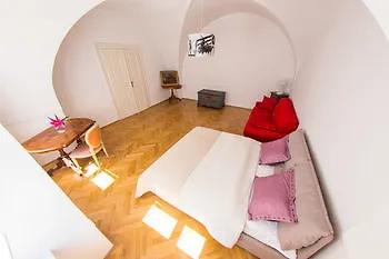 Ξενοδοχείο με διαμερίσματα Three Golden Crowns Apartments 3*