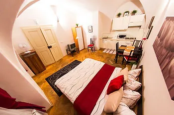 Three Golden Crowns Apartments Πράγα