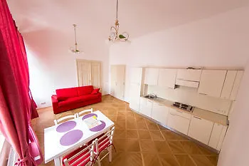 Three Golden Crowns Apartments 3*