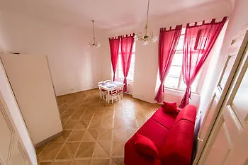 Three Golden Crowns Apartments 3* Πράγα