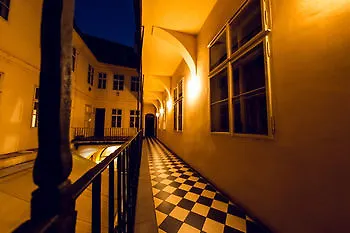 Three Golden Crowns Apartments Πράγα