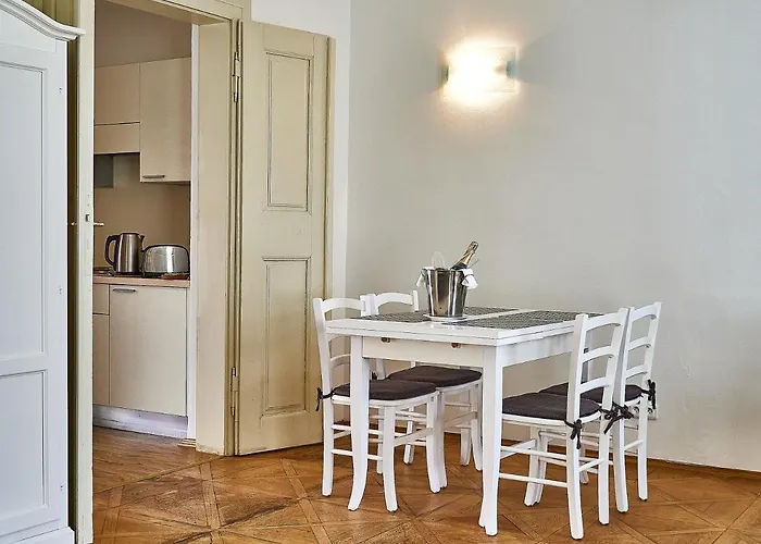 Three Golden Crowns Apartmanhotel