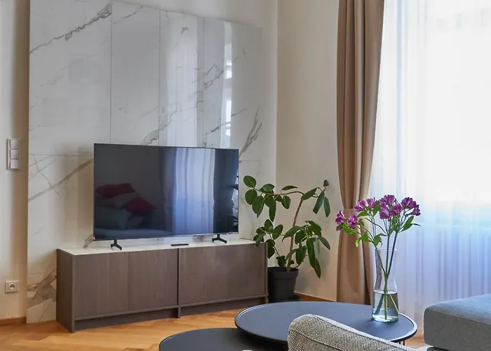 Three Golden Crowns Apartmanhotel