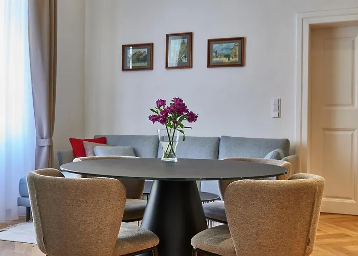 Three Golden Crowns Apartmanhotel 3*
