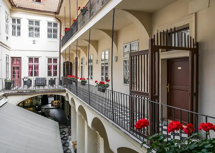 Ξενοδοχείο με διαμερίσματα Three Golden Crowns Apartments