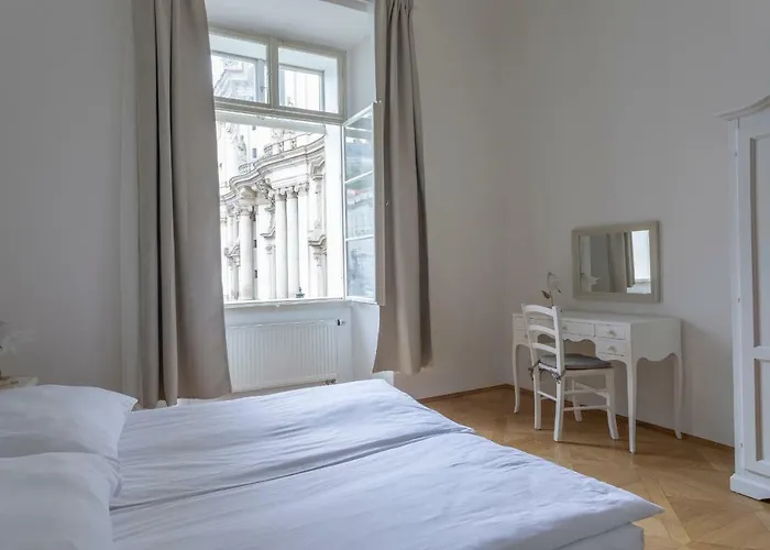 Three Golden Crowns Apartments Ξενοδοχείο με διαμερίσματα Πράγα