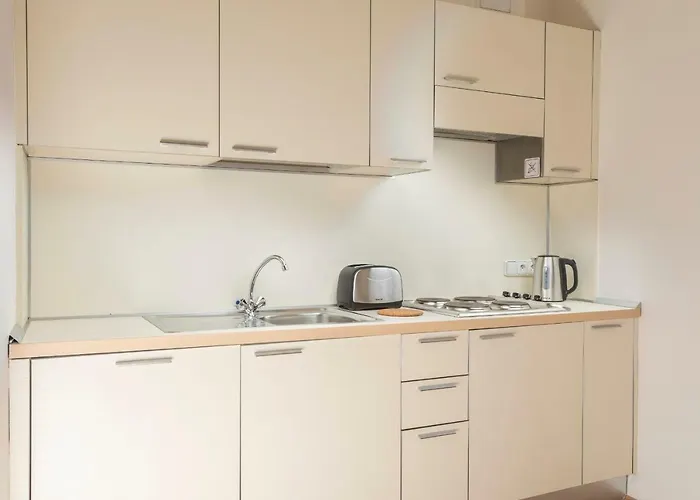 Ξενοδοχείο με διαμερίσματα Three Golden Crowns Apartments 3*