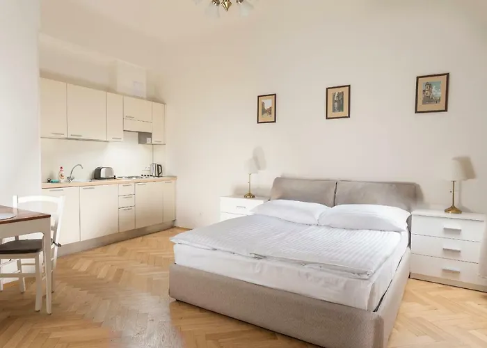 Three Golden Crowns Apartments Ξενοδοχείο με διαμερίσματα
