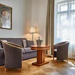 Three Golden Crowns Apart Otel Prag