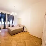 Three Golden Crowns Aparthotel Praag