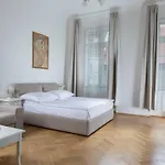 Three Golden Crowns Apart Otel 3*