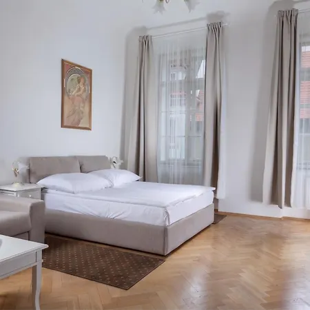 Three Golden Crowns Aparthotel Praag