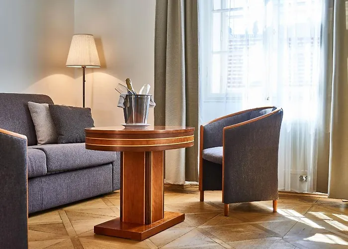 Three Golden Crowns Aparthotel